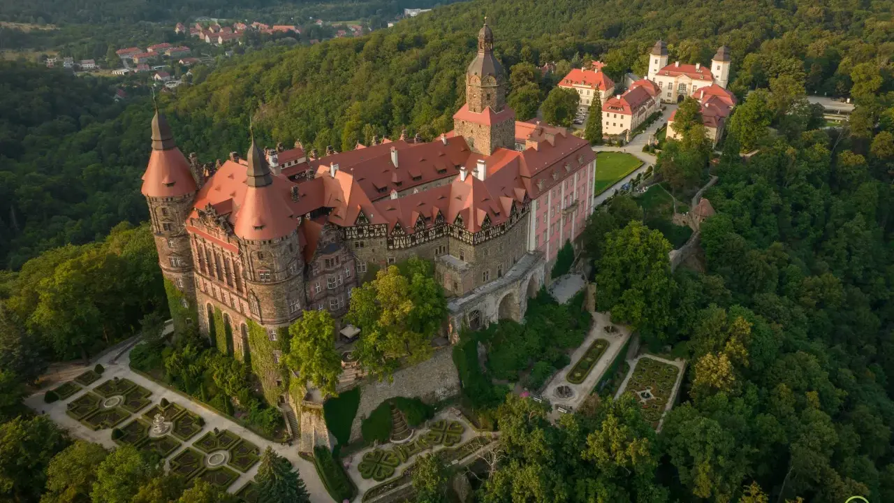 Zamek Książ, perła Sudetów, co warto zobaczyć? Imponująca budowla otoczona zielenią, z tarasami i ogrodami.