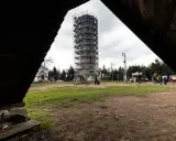 Wieża widokowa w budowie, obok pomnik. Turyści szukają informacji, jak dojechać do Wielkiej Sowy.
