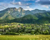Widok na Giewont i malowniczą trasę prowadzącą przez zielone doliny i urokliwe wsie.