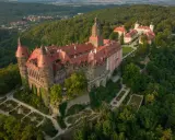 Zamek Książ, perła Sudetów, co warto zobaczyć? Imponująca budowla otoczona zielenią, z tarasami i ogrodami.