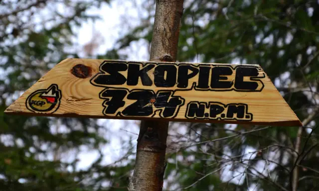 Drewniana tabliczka na drzewie informuje o szczycie Skopiec 724 m n.p.m.