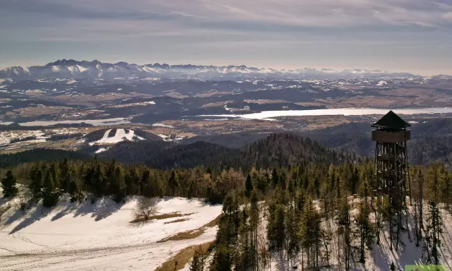 Wieża widokowa na Lubaniu oferuje zapierający dech w piersiach widok na ośnieżone Tatry i Jezioro Czorsztyńskie.