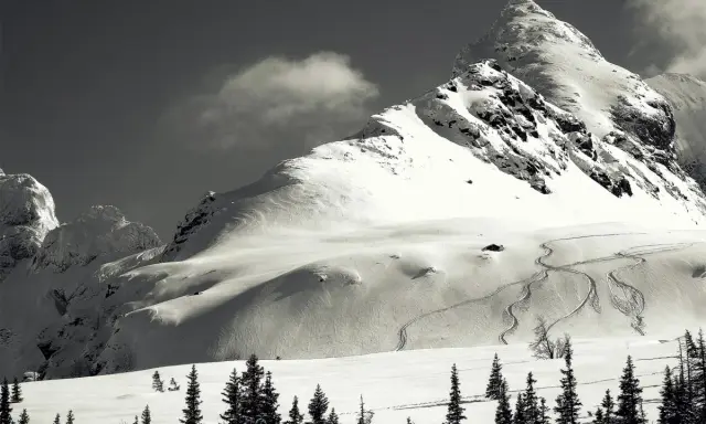 Śnieżny polski Matterhorn, majestatyczna góra w zimowej scenerii, z widocznymi śladami nart na zboczu.