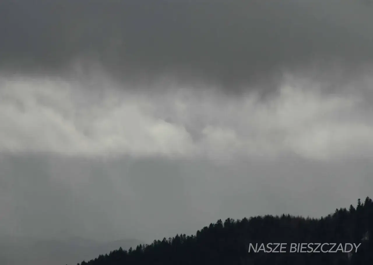 Mroczne chmury nad Bieszczadami. Gdy pada, warto odwiedzić muzea lub schronić się w karczmie.