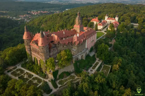 Zamek Książ, perła Sudetów, co warto zobaczyć? Imponująca budowla otoczona zielenią, z tarasami i ogrodami.
