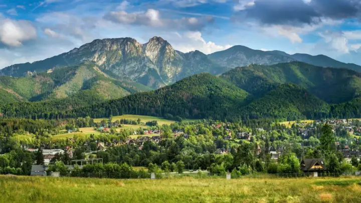 Widok na Giewont i malowniczą trasę prowadzącą przez zielone doliny i urokliwe wsie.